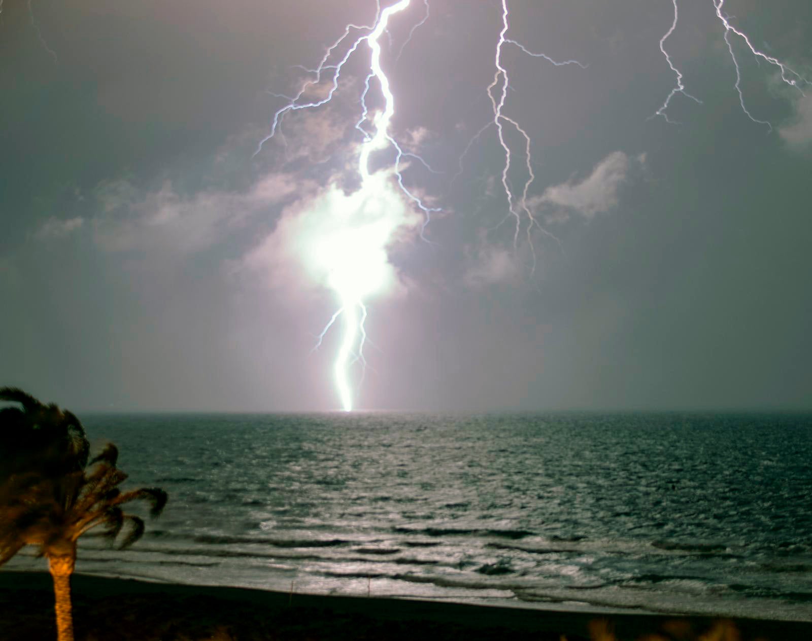 La DANA se aleja de Elche, Crevillent y Santa Pola dejando tras de sí una tormenta eléctrica de en torno a medio centenar de rayos La DANA se aleja de Elche, Crevillent y Santa Pola dejando tras de sí una tormenta eléctrica de en torno a medio centenar de rayos
