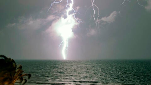Tormenta el&eacute;ctrica en la playa de Arenales del Sol de Elche.