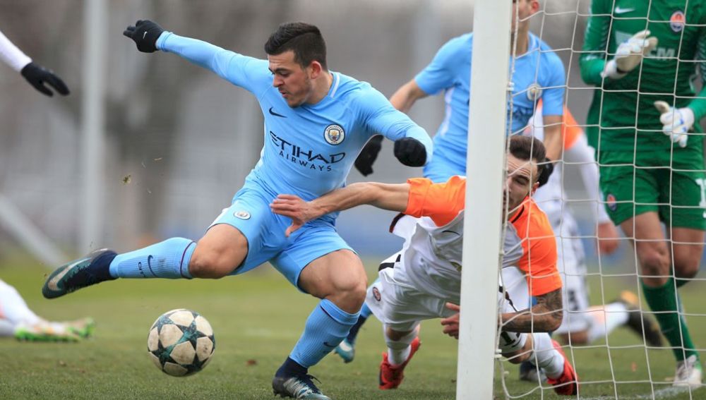 Lorenzo González, con el Manchester City, en un partido de la Youth League ante el Shakhtar Donetsk.