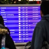 Pasajeros miran los vuelos cancelados en una pantalla informativa