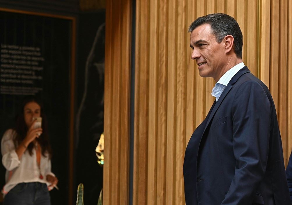 Sánchez se compromete a "institucionalizar" en Moncloa las reuniones con la sociedad civil si vuelve a ser presidente Sánchez se compromete a "institucionalizar" en Moncloa las reuniones con la sociedad civil si vuelve a ser presidente