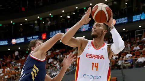 Willy Hernangómez intenta lanzar a canasta Willy Hernangómez intenta lanzar a canasta