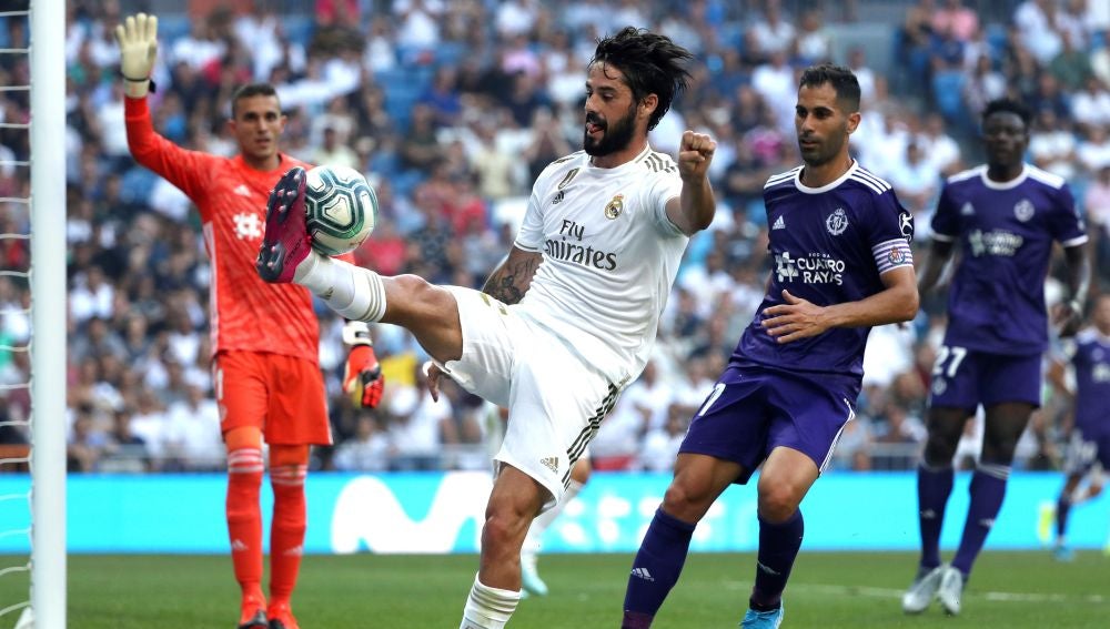 Isco intenta controlar el balón en el partido del Real Madrid