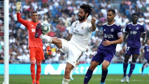 Isco intenta controlar el bal&oacute;n en el partido del Real Madrid