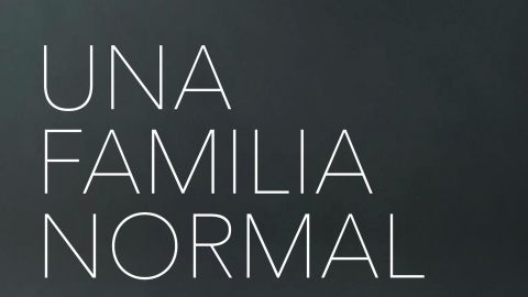 Portada de la novela 'Una familia normal'
