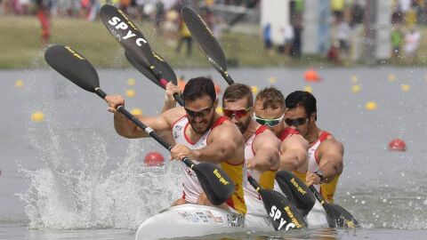 Carlos Ar&eacute;valo con Craviotto en la piragua. 