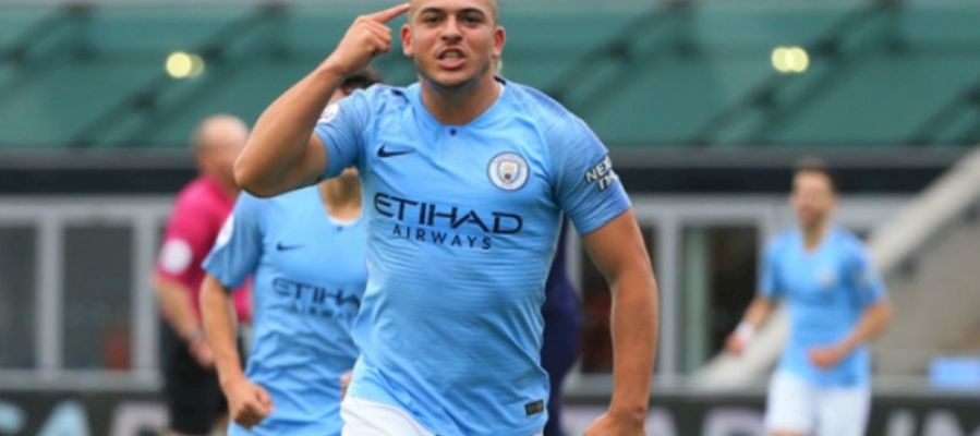 Lorenzo González, en un encuentro con el segundo equipo del Manchester City. Lorenzo González, en un encuentro con el segundo equipo del Manchester City.