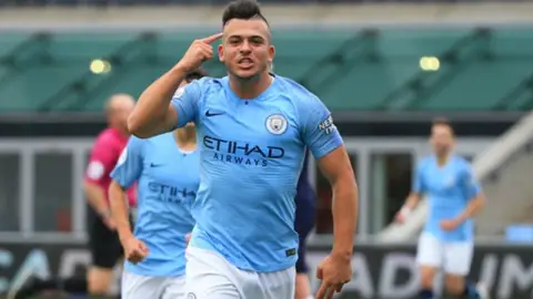 Lorenzo González, en un encuentro con el segundo equipo del Manchester City. FÚTBOL
