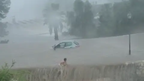 Una mujer sale a nado de su coche, en Cala d'or, atrapado por las fuertes lluvias. Una mujer sale a nado de su coche, en Cala d'or, atrapado por las fuertes lluvias.