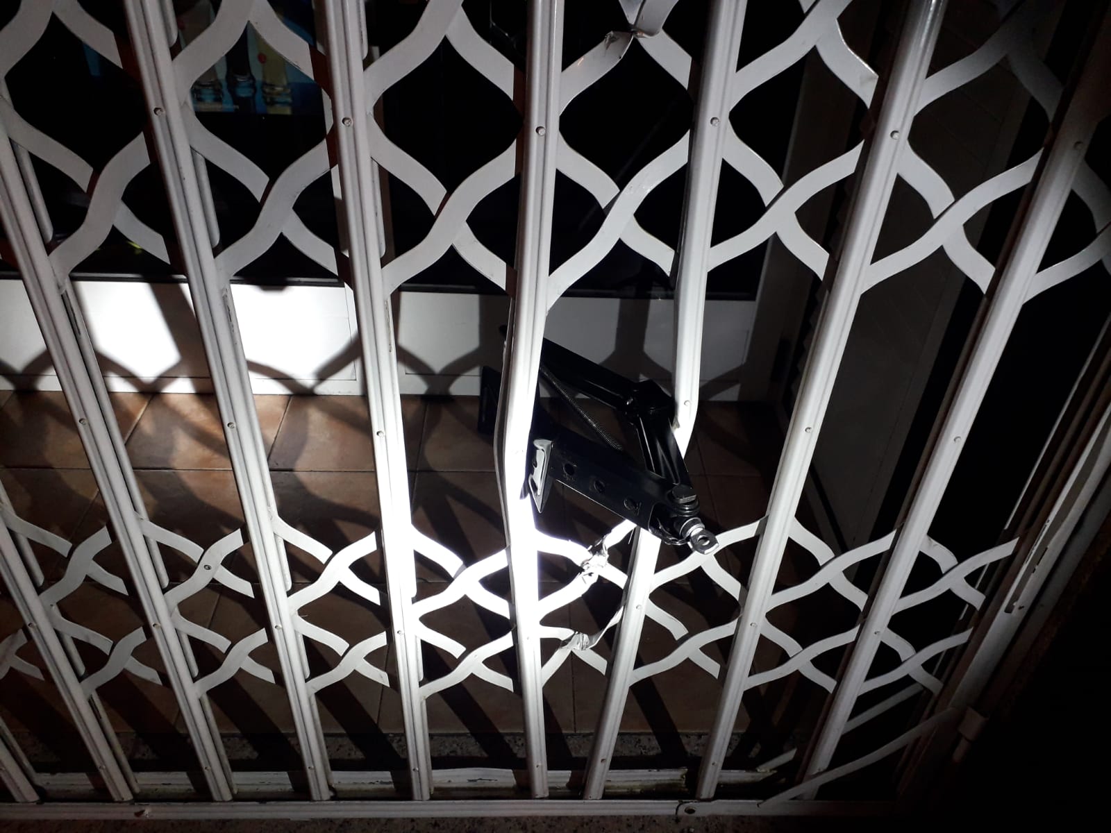 La Policía Local de Elche detiene a dos individuos mientras forzaban la entrada de un negocio La Policía Local de Elche detiene a dos individuos mientras forzaban la entrada de un negocio