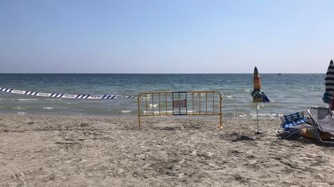 Precinto de la Polic&iacute;a Local de Santa Pola para cerrar al ba&ntilde;o Playa Lisa.