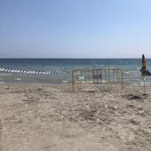 Precinto de la Policía Local de Santa Pola para cerrar al baño Playa Lisa. Precinto de la Policía Local de Santa Pola para cerrar al baño Playa Lisa.