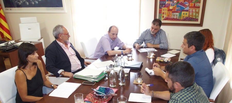 Joan Piquer en la reunión en Villena con el alcalde de la localidad y con el director general de Vaersa. Joan Piquer en la reunión en Villena con el alcalde de la localidad y con el director general de Vaersa.