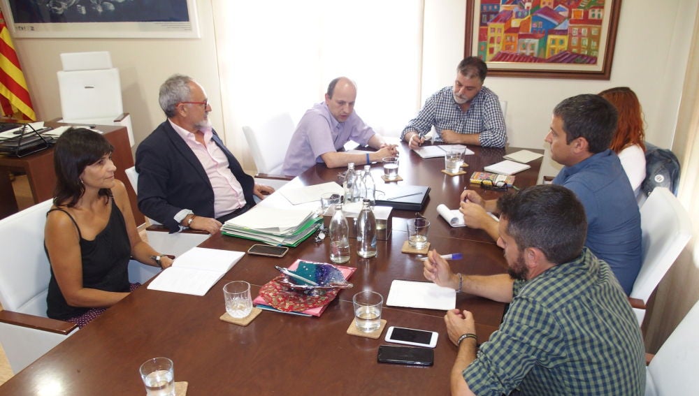 Joan Piquer en la reunión en Villena con el alcalde de la localidad y con el director general de Vaersa.