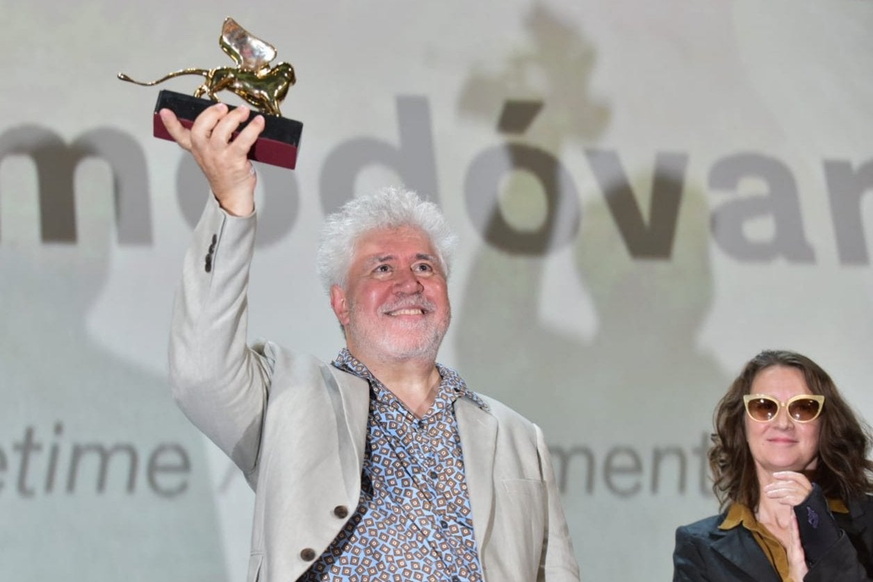 Pedro Almodóvar recoge el León de Oro a toda su carrera en Venecia y se reivindica: "Es un acto de justicia poética" Pedro Almodóvar recoge el León de Oro a toda su carrera en Venecia y se reivindica: "Es un acto de justicia poética"