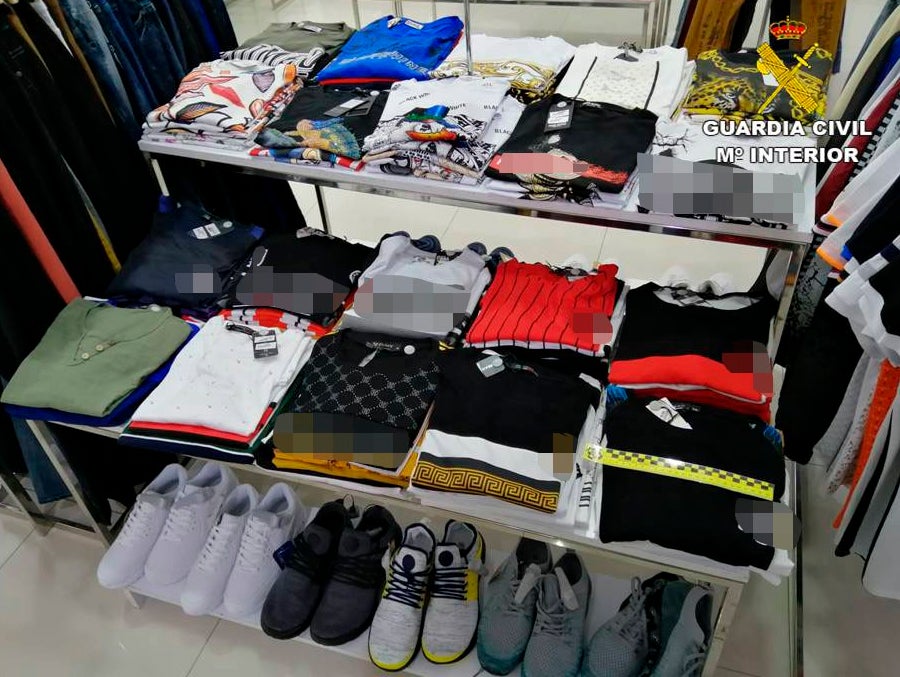 La Guardia Civil de Novelda interviene en dos bazares de Alicante y Petrer ropa falsificada por valor de 7000 euros La Guardia Civil de Novelda interviene en dos bazares de Alicante y Petrer ropa falsificada por valor de 7000 euros