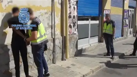 Detención del individuo por parte de la Policía Nacional en la localidad de Elda. Detención del individuo por parte de la Policía Nacional en la localidad de Elda.