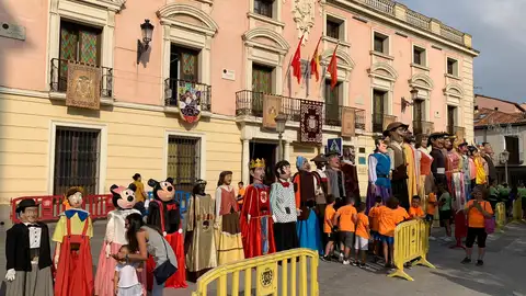Gigantes y Cabezudos Centenaria comparsa de Alcalá de Henares