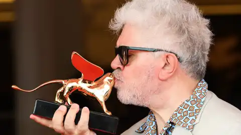 Pedro Almodóvar besa su León de Oro honorífico en Venecia El director manchego lo ha recibido de manos de Lucrecia Martel