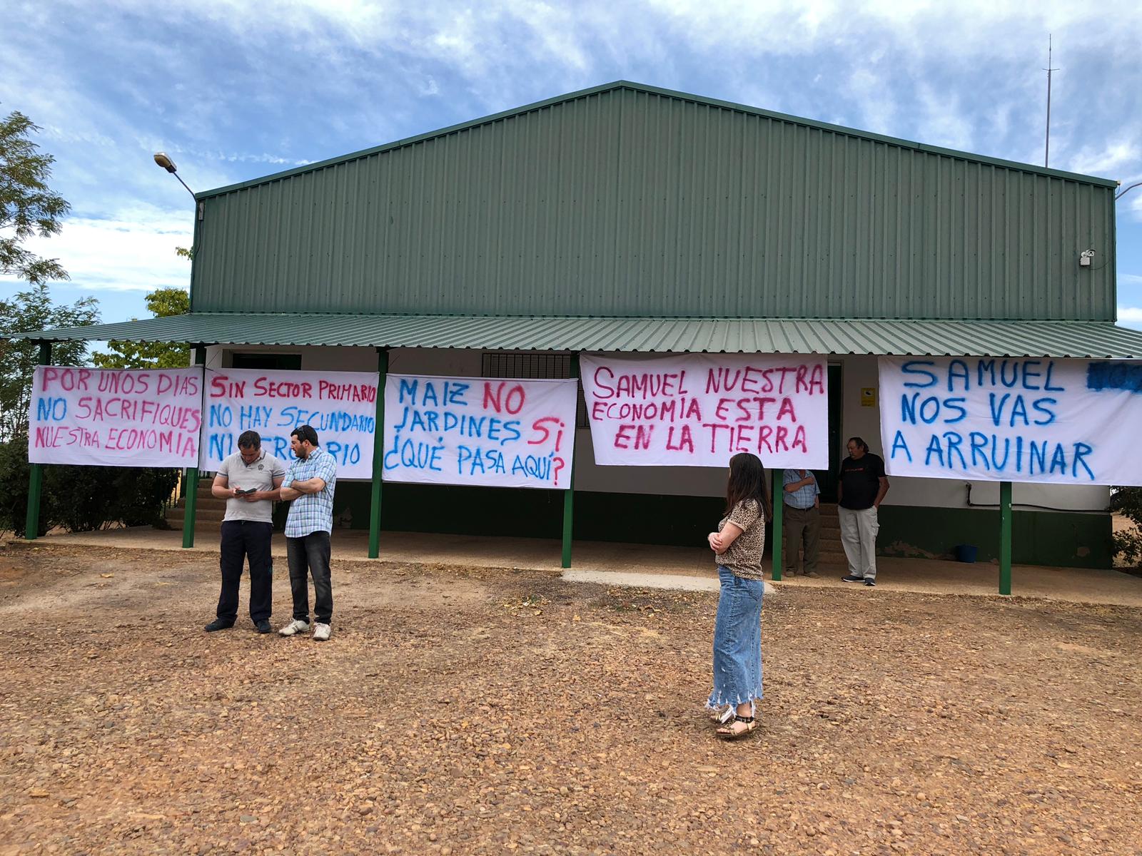 Los regantes de Torre de Abraham piden un hectómetro más de agua para evitar una campaña ruinosa Los regantes de Torre de Abraham piden un hectómetro más de agua para evitar una campaña ruinosa