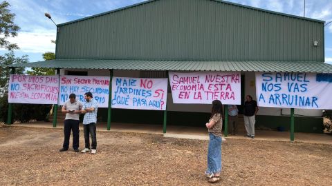 Los regantes han colocado pancartas reivindicativas en la sede de la Comunidad