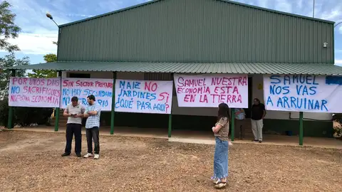 Los regantes han colocado pancartas reivindicativas en la sede de la Comunidad Los regantes han colocado pancartas reivindicativas en la sede de la Comunidad