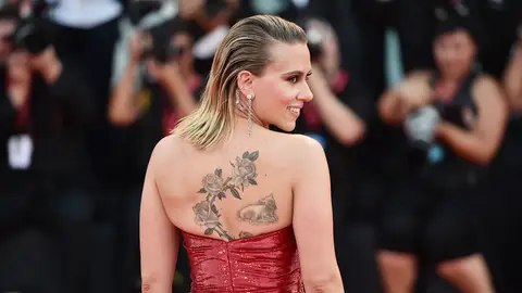 Scarlett Johansson muestra sus tatuajes en la alfombra roja del Festival de Venecia Scarlett Johansson muestra sus tatuajes en la alfombra roja del Festival de Venecia