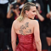 Scarlett Johansson muestra sus tatuajes en la alfombra roja del Festival de Venecia