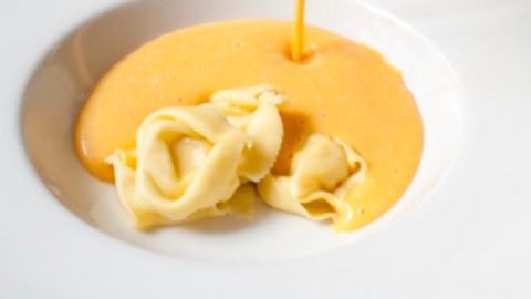 Crema de calabaza con raviolis de queso