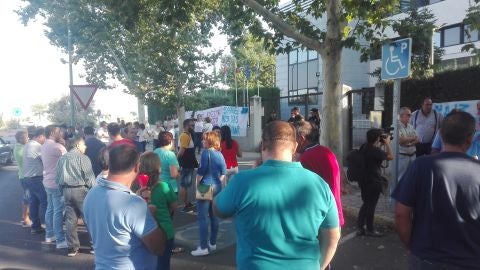 Los regantes de Torre de Abraham se han concentrado frente a la sede de la CHG