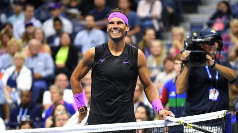 Rafa Nadal sonr&iacute;e durante un partido