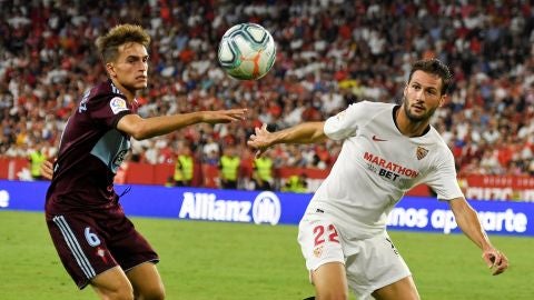 Franco V&aacute;zquez lucha con Denis Su&aacute;rez