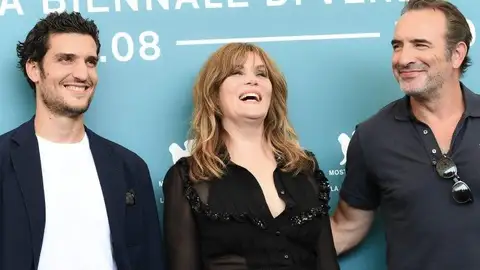 Emmanuelle Seigner, entre Louis Garrel y Jean Dujardin Los actores de 'J'Accuse' posan en el photocall del Festival de Venecia 2019
