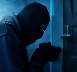 Ladrón robando en una casa Ladrón robando en una casa