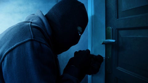 Ladrón robando en una casa Ladrón robando en una casa