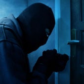 Ladrón robando en una casa