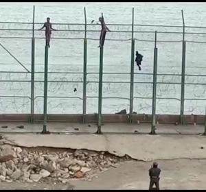 Más de 150 migrantes entran en Ceuta saltando su doble valla Más de 150 migrantes entran en Ceuta saltando su doble valla