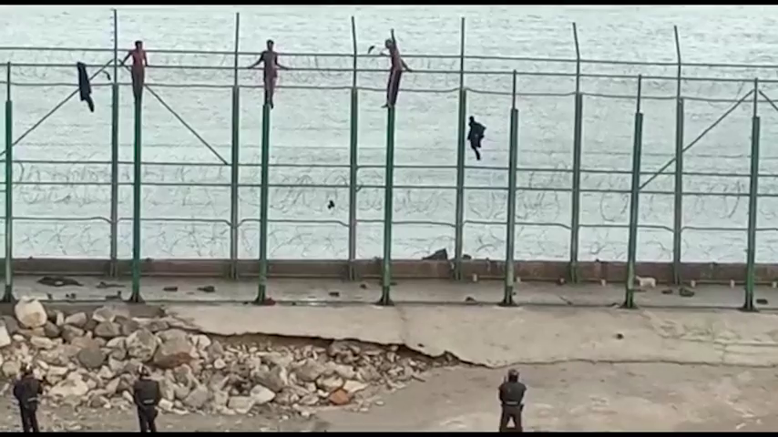 Nueve personas van a ser juzgadas acusadas de organizar el salto masivo a la valla de Ceuta Nueve personas van a ser juzgadas acusadas de organizar el salto masivo a la valla de Ceuta