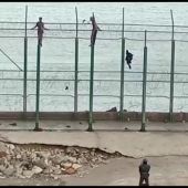 Más de 150 migrantes entran en Ceuta saltando su doble valla 
