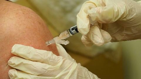 Un m&eacute;dico pone una vacuna a un paciente