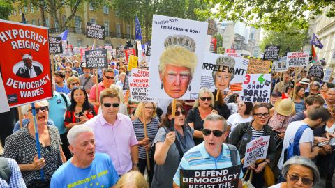 Miles de brit&aacute;nicos claman en las calles contra la clausura del Parlamento