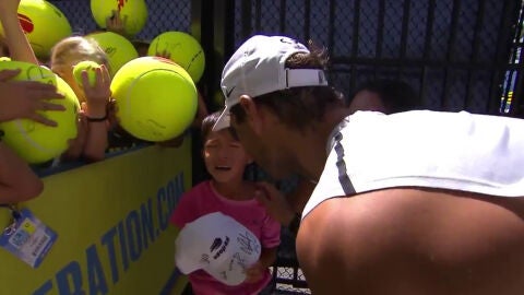 Rafa Nadal, con un ni&ntilde;o
