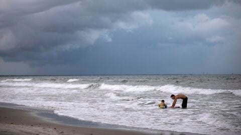Tormentas en las playas por la llegada del hurac&aacute;n Dorian.