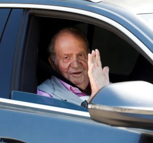 El rey Juan Carlos se dirige a los periodistas que esperaban en el centro Quirón Salud Madrid de Pozuelo El rey Juan Carlos se dirige a los periodistas que esperaban en el centro Quirón Salud Madrid de Pozuelo