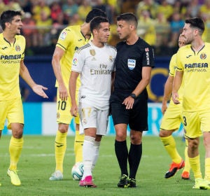Lucas Vázquez charla con el árbitro Lucas Vázquez charla con el árbitro
