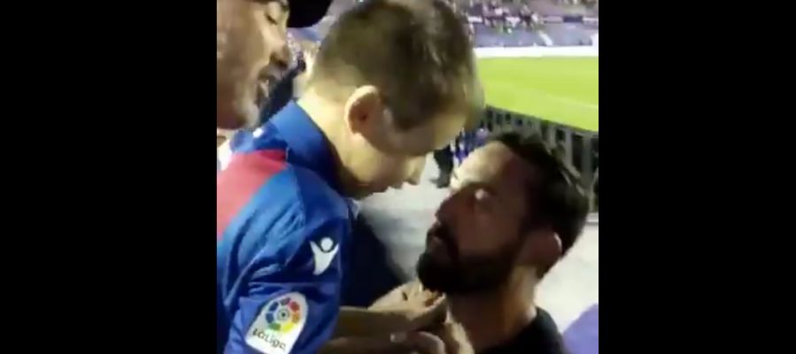 Emotivo gesto de José Luis Morales con un aficionado del Levante Emotivo gesto de José Luis Morales con un aficionado del Levante