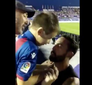 Emotivo gesto de José Luis Morales con un aficionado del Levante Emotivo gesto de José Luis Morales con un aficionado del Levante
