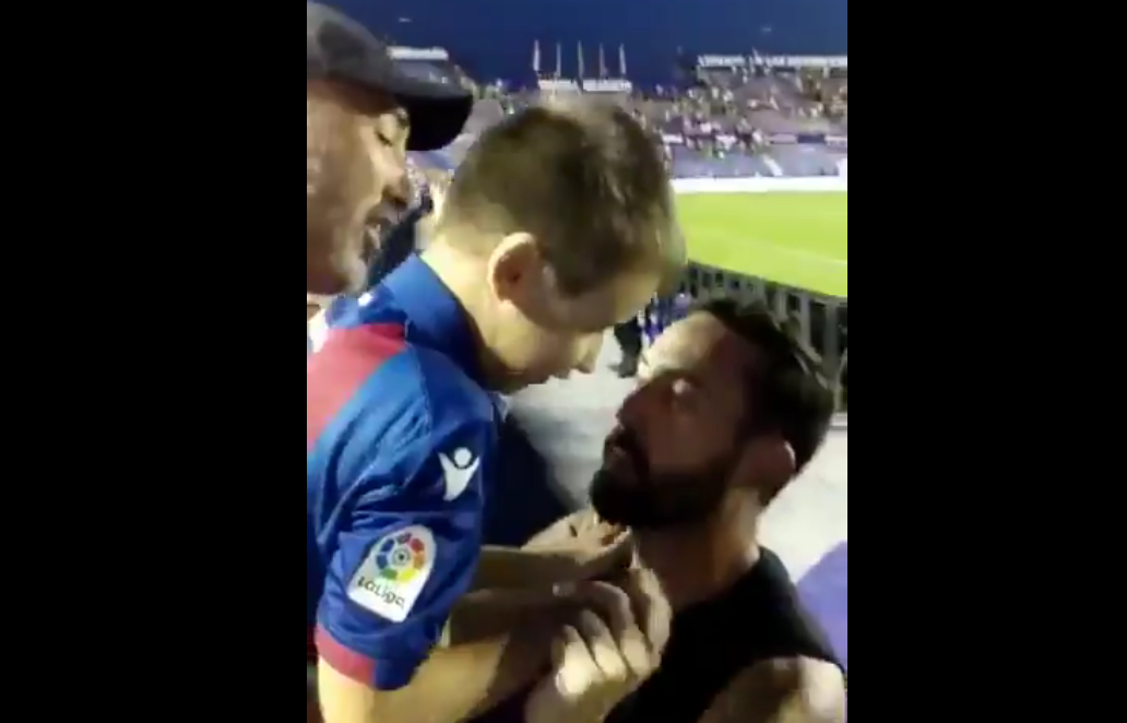 Morales, capitán del Levante, le regala su camiseta a un niño ciego Morales, capitán del Levante, le regala su camiseta a un niño ciego