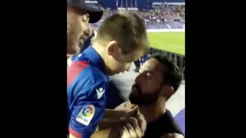 Emotivo gesto de Jos&eacute; Luis Morales con un aficionado del Levante