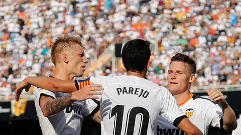 El Valencia celebra el tanto de Parejo ante el Mallorca El Valencia celebra el tanto de Parejo ante el Mallorca